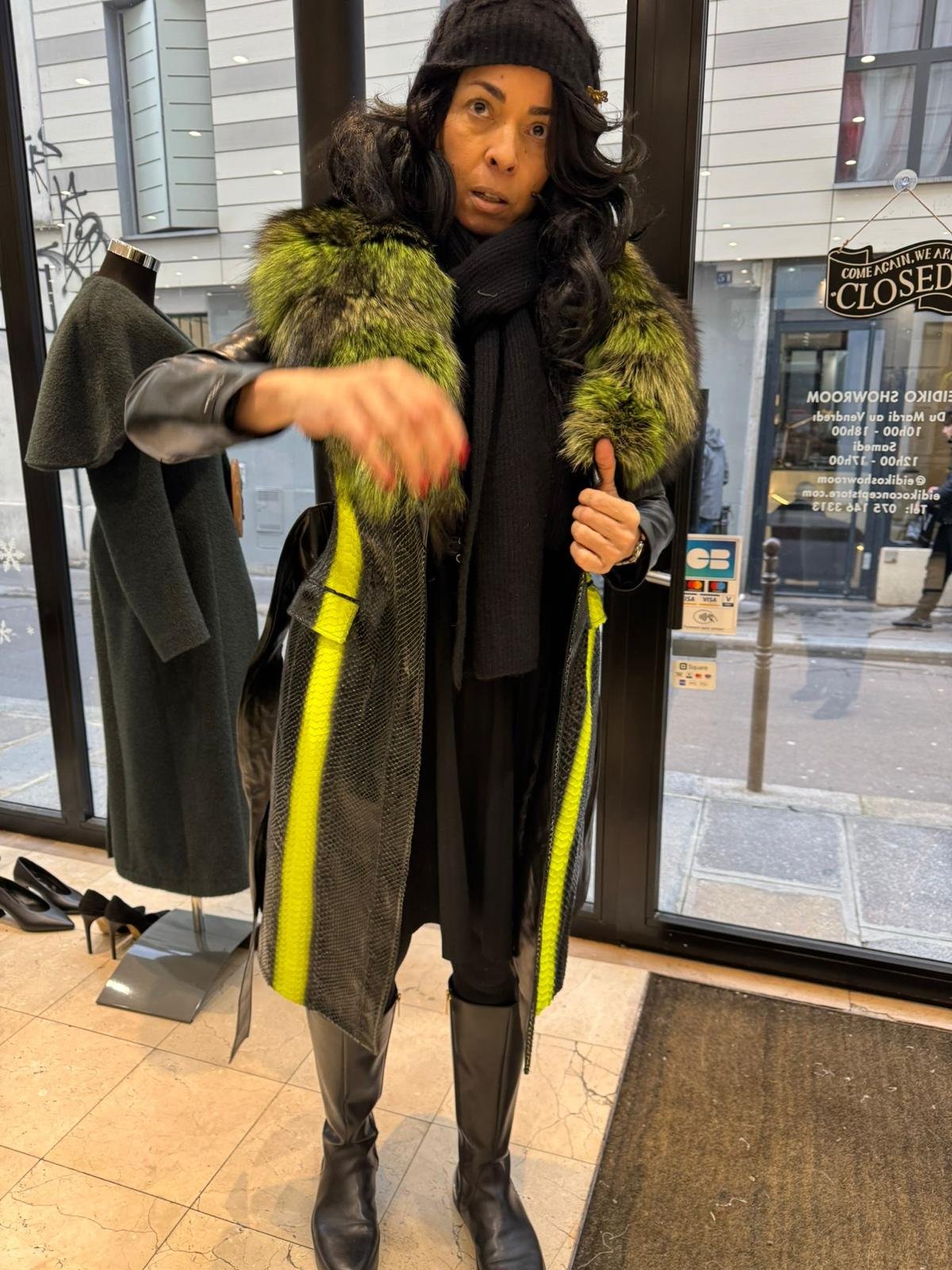 Manteau python porté au showroom
